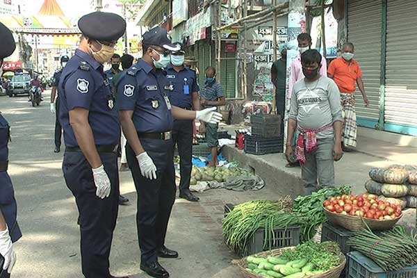 নেত্রকোনাকে লকডাউন ঘোষণা করায় কাঁচাবাজার স্থানান্তর 