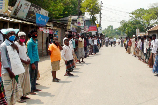 ত্রাণের দাবিতে মানববন্ধন