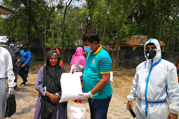 সিংড়ায় প্রধানমন্ত্রীর ত্রাণ তহবিল থেকে অসহায় পরিবারে চাল বিতরণ