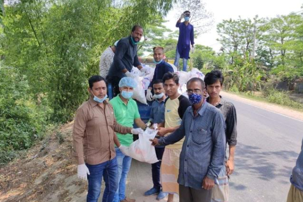 দক্ষিণ জেলা স্বেচ্ছাসেবক দলের পক্ষে খাদ্যসামগ্রী বিতরণ