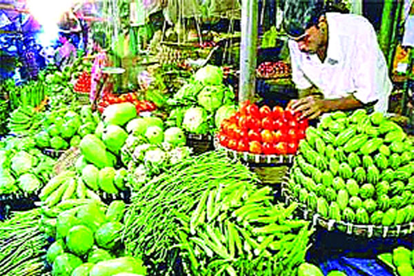 ক্রেতা নেই খুলনার সবজি বাজারে!