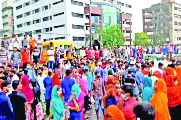 বকেয়ার দাবিতে গার্মেন্টে বিক্ষোভ
