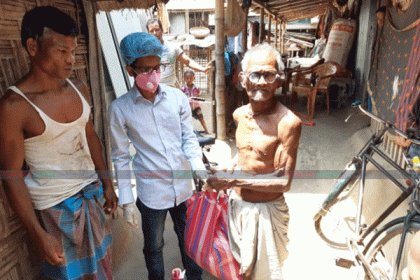 টিউশনির টাকায় বাড়ি বাড়ি খাবার পৌঁছে দিচ্ছে বিশ্ববিদ্যালয় ছাত্র