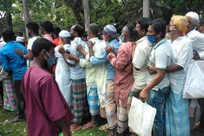 পেটের ক্ষুধা মানে না সামাজিক দূরত্ব!