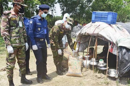 রাজবাড়ীতে ছিন্নমূল মানুষের মাঝে সেনাবাহিনীর ত্রাণ বিতরণ