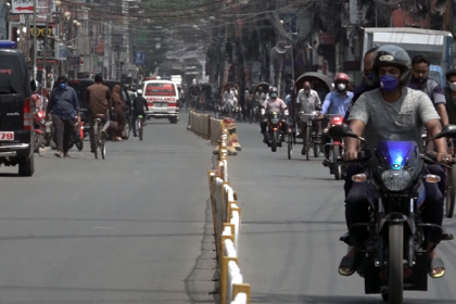 লকডাউন উপেক্ষা করে বরিশালে রাস্তায় মানুষ
