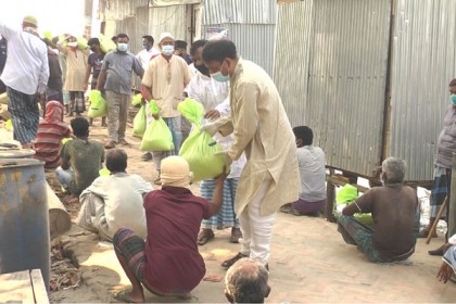 বরিশালে ঘরে ঘরে খাদ্য সহায়তা পৌঁছে দিচ্ছেন জনপ্রতিনিধিরা