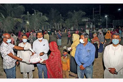 সড়ক অবরোধকারীদের ত্রাণ দিল বগুড়া চেম্বার