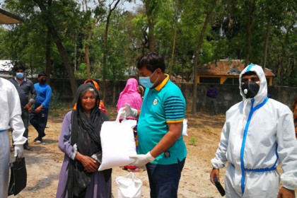 সিংড়ায় প্রধানমন্ত্রীর ত্রাণ তহবিল থেকে অসহায় পরিবারে চাল বিতরণ