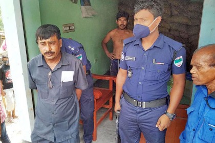 নড়াইলে ১০ টাকার চাল চুরিতে আওয়ামী লীগ নেতা গ্রেফতার
