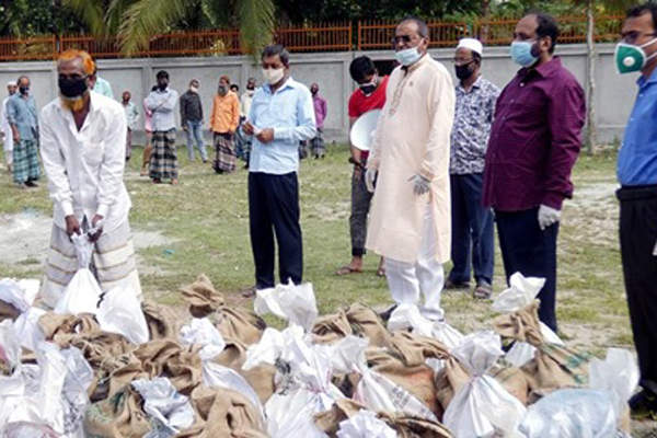 ভোলায় কর্মহীনদের মাঝে খাদ্য সামগ্রী বিতরণ