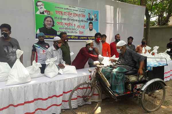 সাতক্ষীরায় দৃষ্টি ও শারীরিক প্রতিবন্ধীদের মাঝে যুবলীগের খাদ্যসামগ্রী বিতরণ 