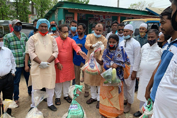কালিয়াকৈরে ১ হাজার দিনমজুরের মাঝে খাদ্য সামগ্রী বিতরণ