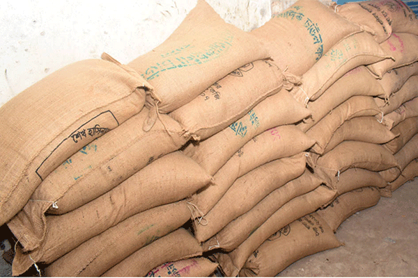 মুদি ব্যবসায়ীর বাড়ি থেকে ৩৮ বস্তা চাল উদ্ধার, আটক দুই 