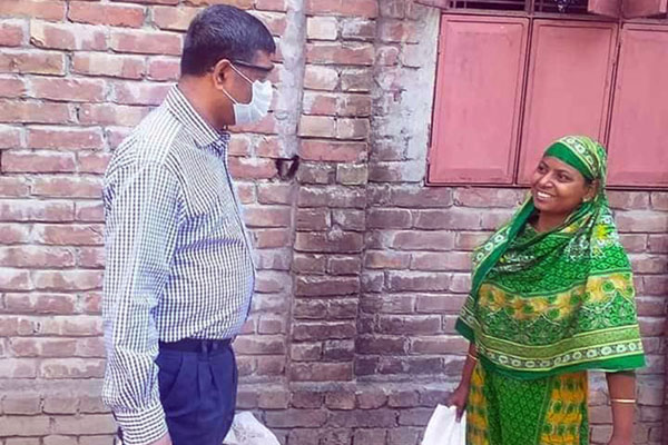 হটলাইনে ফোন দিলেই ঘরে পৌঁছে যাচ্ছে খাবার
