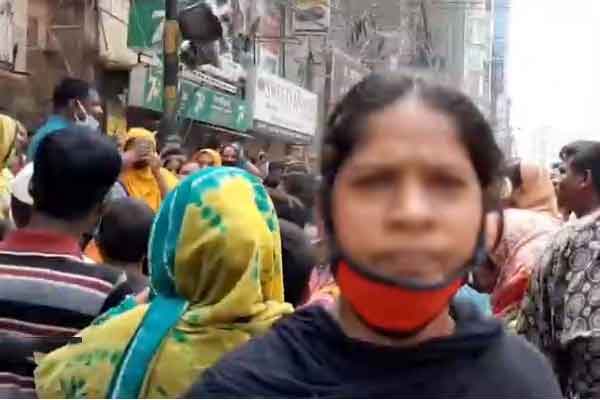 বাড্ডায় ত্রাণের জন্য বিক্ষোভ 