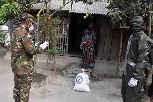 মাগুরায় সাধারণ মানুষের মাঝে সেনাবাহিনীর খাদ্য বিতরণ