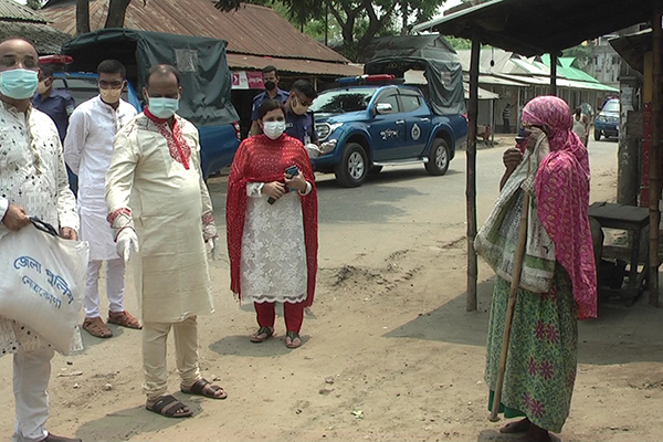 নেত্রকোনায় অসহায়দের বাড়িতে বাড়িতে পুলিশ সুপার