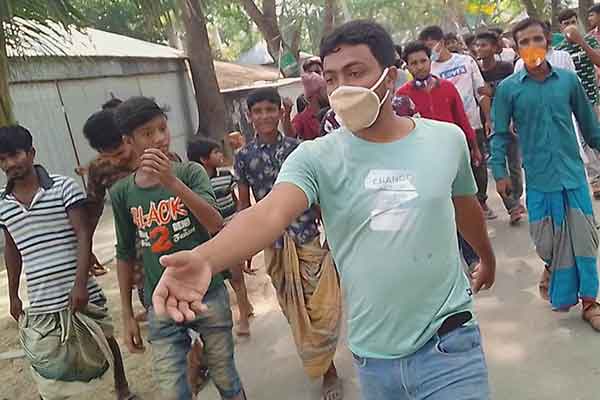 শাহজাদপুরে ত্রাণের দাবিতে লকডাউন ভেঙে বিক্ষোভ