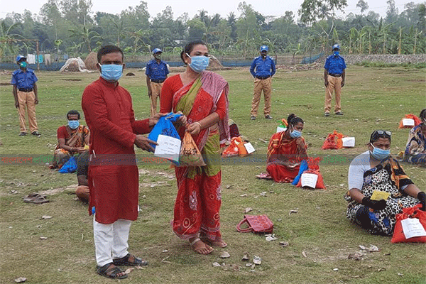 দুই শিশুর মাটির ব্যাংকে জমানো টাকায় হিজড়াদের খাদ্য সামগ্রী বিতরণ  