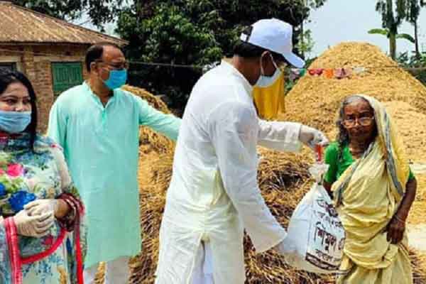 নাটোরে ২৫০ বাড়িতে নিজে গিয়ে খাবার বিতরণ করলেন এমপি শিমুল