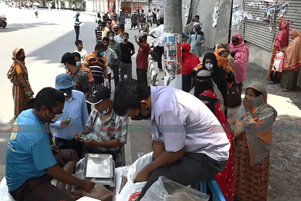 বরিশালে টিসিবি'র পণ্য কিনতে দীর্ঘ লাইন, চাল না থাকায় হতাশা