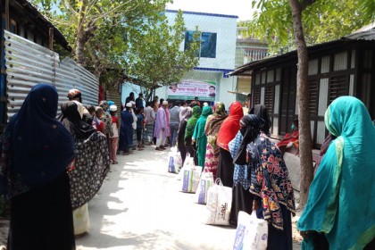 পেনশনের টাকায় ত্রাণ বিতরণ সাবেক সচিবের