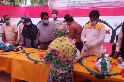 দৌলতপুরে কর্মহীনদের মাঝে ত্রাণ বিতরণ