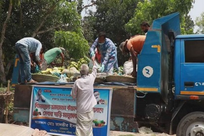 ভ্রাম্যমাণ কাঁচাবাজার নিয়ে জনগণের পাশে আটঘরিয়ার উপজেলা চেয়ারম্যান  