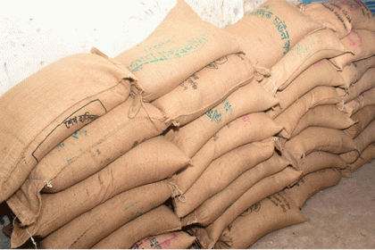 মুদি ব্যবসায়ীর বাড়ি থেকে ৩৮ বস্তা চাল উদ্ধার, আটক দুই 