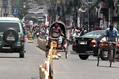 লকডাউন উপেক্ষা করে বরিশালের রাস্তায় মানুষ
