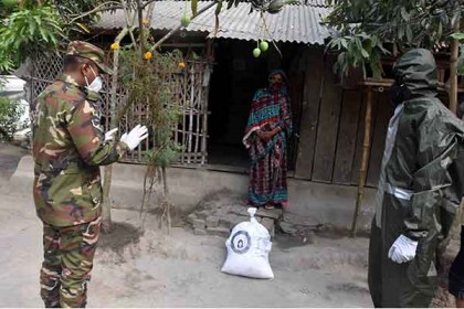মাগুরায় সাধারণ মানুষের মাঝে সেনাবাহিনীর খাদ্য বিতরণ