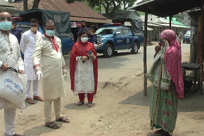 নেত্রকোনায় অসহায়দের বাড়িতে বাড়িতে পুলিশ সুপার