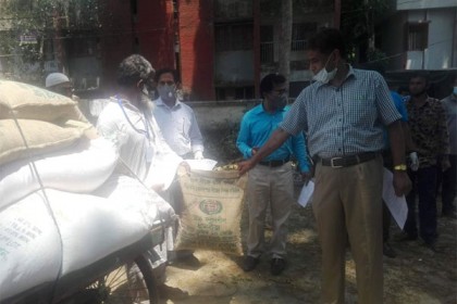 শিবচরে ৭১৫ জন কৃষকের মাঝে সার ও বীজ বিতরণ

