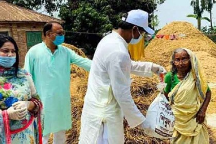 নাটোরে ২৫০ বাড়িতে নিজে গিয়ে খাবার বিতরণ করলেন এমপি শিমুল