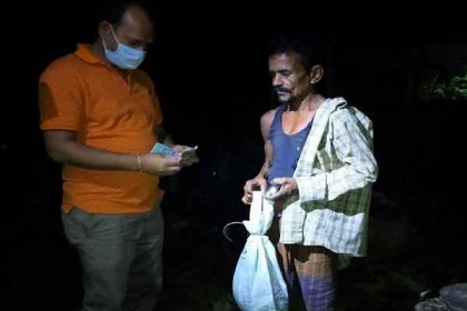 আগুনে ক্ষতিগ্রস্ত পরিবারের পাশে দাঁড়ালেন আহম্মদ আলী মোল্লা