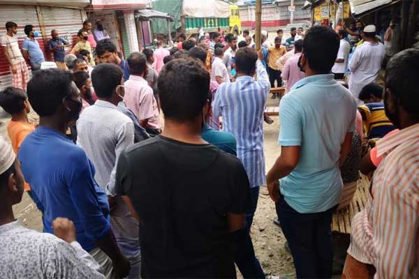 নাটোরের ইউএনও মানছেন না সামাজিক দূরত্ব, জনসমাগম করে হাটের ডাক