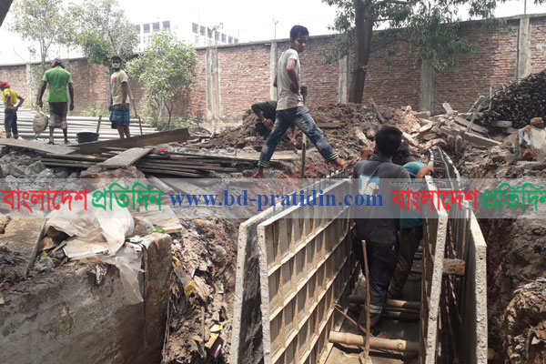 কালিয়াকৈরে লকডাউনের মধ্যেও চলছে কালভার্টের নির্মাণকাজ 
