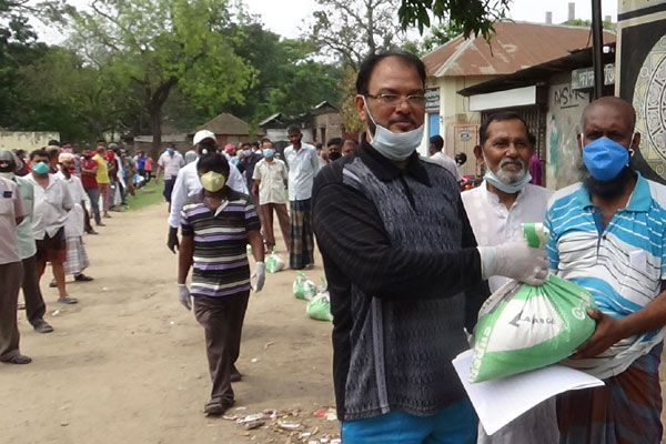 রাজবাড়ীতে মোটর শ্রমিকদের মাঝে চাল বিতরণ