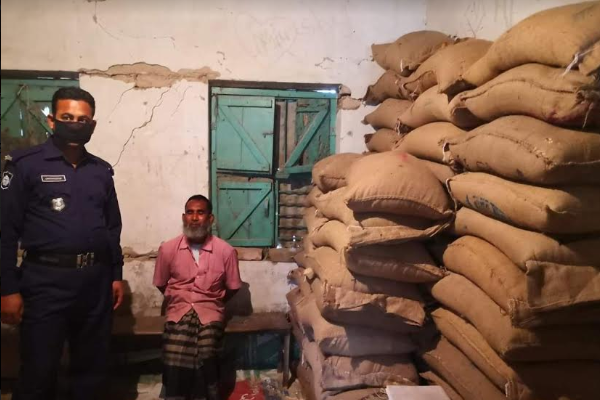 সিংড়ায় ১৭১ বস্তা চালসহ ডিলার আটক