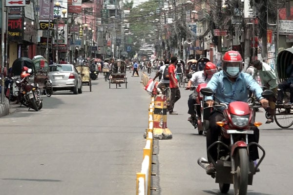 বরিশালে লকডাউন উপেক্ষা করে রাস্তায় মানুষ 