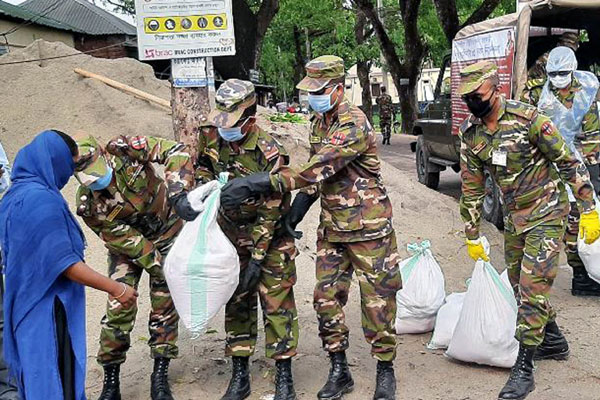 
বগুড়ায় কর্মহীনদের মাঝে সেনাবাহিনীর ত্রাণ বিতরণ 