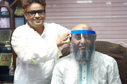 মোংলায় চিকিৎসক ও সাংবাদিকদের মাঝে ফেসশিল্ড বিতরণ 