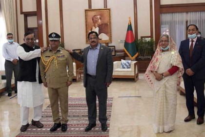 ব্যাজ পরানো হলো নবনিযুক্ত পুলিশ মহাপরিদর্শককে