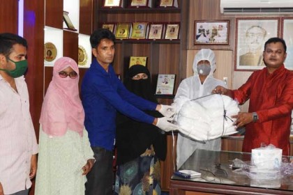 স্বাস্থ্যসেবীদের সুরক্ষায় পিপিই বিতরণ 
