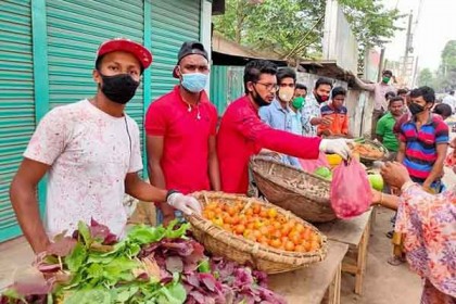 অসহায় কর্মহীনদের জন্য ফ্রি সবজি বাজার