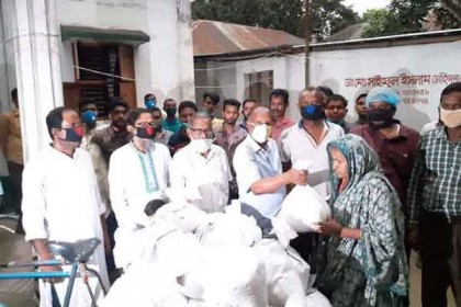 ধুনটে এমপি সিরাজের পক্ষ থেকে খাদ্যসামগ্রী বিতরণ