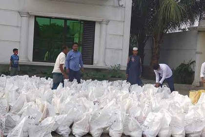 শ্রীপুরে কর্মহীন তিন’শ পরিবারের মাঝে খাদ্যসামগ্রী উপহার