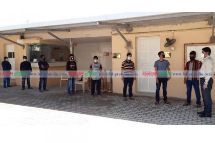 কাতারে প্রবাসীদের খাদ্য সামগ্রী দিচ্ছে বাংলাদেশ দূতাবাস