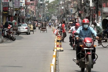বরিশালে লকডাউন উপেক্ষা করে রাস্তায় মানুষ 